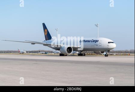 Munich, Allemagne. 7 avril 2020. Un cargo Lufthansa Cargo circule au-dessus du tablier depuis l'aéroport de Munich. L'avion avec 8 millions de masques de protection avait été retiré de Shanghai le matin. Crédit: Matthias Balk/dpa/Alay Live News Banque D'Images