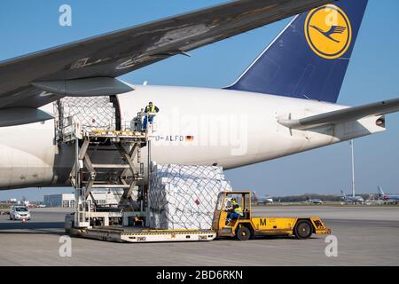 Munich, Allemagne. 7 avril 2020. Un cargo Lufthansa Cargo est déchargé sur le tablier de l'aéroport. L'avion avec 8 millions de masques de protection avait été retiré de Shanghai le matin. Crédit: Matthias Balk/dpa/Alay Live News Banque D'Images