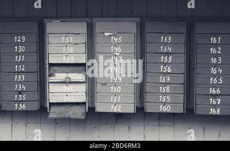 Anciennes boîtes de poste anciennes. Image en noir et blanc rétro-teinte. Banque D'Images