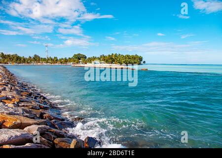 Îles Maldive baie de roche avec vagues de l'océan Banque D'Images