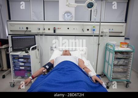 Patient factice avec équipement de test dans un centre de formation aux compétences cliniques. Banque D'Images