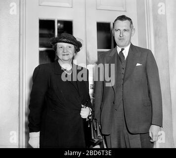 Le secrétaire américain au travail Frances Perkins et le Dr John R. Steelman, chef du service de médiation, quittent la Maison Blanche aujourd'hui après la conférence avec le président américain Franklin Roosevelt pour discuter de la lutte entre les travailleurs Unis des mines et le comté de Harlan, Kentucky Operators, Washington, D.C., États-Unis, Harris & Ewing, 17 mai 1939 Banque D'Images