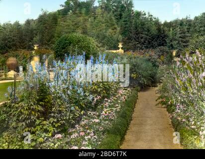 Italian Garden Pathway, 'Weld' Estate, maison de Larz et Isabel Anderson, 151 Newton Street, Brookline, Massachusetts, États-Unis, Lantern Slide couleur manuelle, photo de Frances Benjamin Johnston, Mattie Edwards Hewitt, 1914 Banque D'Images