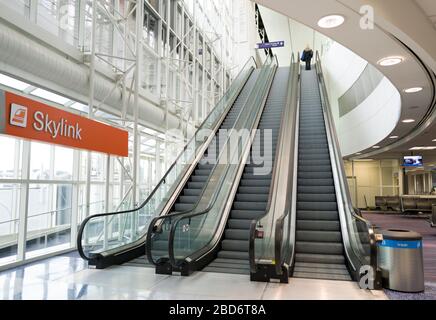 L'escalier roulant de l'aéroport international de Dallas fort Worth au Texas est pratiquement vide en raison des annulations de vols pandémiques Coronavirus COVID-19. Banque D'Images