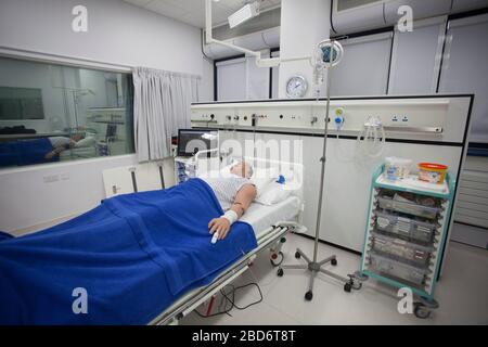 Patient factice avec équipement de test dans un centre de formation aux compétences cliniques. Banque D'Images