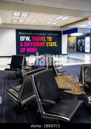 Des chaises vides au terminal de l'aéroport international de Dallas fort Worth pendant la pandémie de Coronavirus COVID-19. Banque D'Images