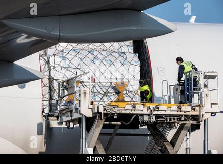 Munich, Allemagne. 7 avril 2020. Un cargo Lufthansa Cargo est déchargé sur le tablier de l'aéroport. L'avion avec 8 millions de masques de protection avait été retiré de Shanghai le matin. Crédit: Matthias Balk/dpa/Alay Live News Banque D'Images