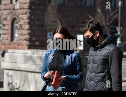 6 avril 2020, Kiev, Ukraine: Les gens qui marchent le long de la rue principale Khreshchatyk portant des masques de visage comme mesure préventive, pendant la pandémie du virus corona..le Cabinet des Ministres de l'Ukraine a adopté une résolution sur le renforcement des mesures de quarantaine. Le gouvernement interdit de se rassembler dans les rues en groupes de plus de deux personnes, en marchant dans les parcs, les zones de parc forestier et les remblais, en visitant les terrains de sport et de jeux. (Image de crédit : © Maksym Polishchuk/SOPA Images via ZUMA Wire) Banque D'Images