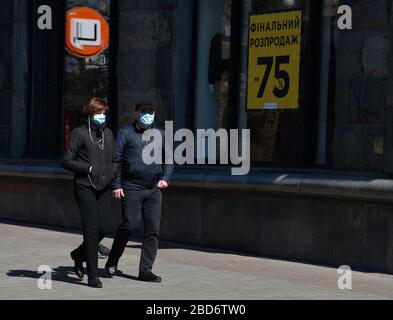 6 avril 2020, Kiev, Ukraine: Les gens qui marchent le long de la rue principale Khreshchatyk portant des masques de visage comme mesure préventive, pendant la pandémie du virus corona..le Cabinet des Ministres de l'Ukraine a adopté une résolution sur le renforcement des mesures de quarantaine. Le gouvernement interdit de se rassembler dans les rues en groupes de plus de deux personnes, en marchant dans les parcs, les zones de parc forestier et les remblais, en visitant les terrains de sport et de jeux. (Image de crédit : © Maksym Polishchuk/SOPA Images via ZUMA Wire) Banque D'Images