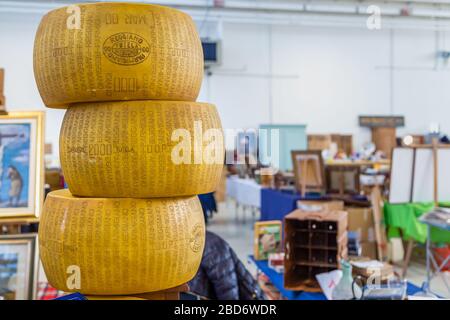 CESENA (FC) - 17 FÉVRIER 2019: Les lumières sont des roues éclairantes du fromage Parmigiano Reggiano à vendre sur des étals à la foire antique Banque D'Images