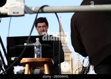 JON SOPEL, RÉDACTEUR POLITIQUE EN AMÉRIQUE DU NORD, SE PRÉPARE POUR BRORDCASTING THE BBC NEWS. NOUVELLES NATIONNELLES CHANELL BBC WORLD NEWS. HARDTALK. LE SPECTACLE POLITIQUE. AUTOUR DE WESTMINSTER. PHOTO À WESTMINSTER , LONDRES, ROYAUME-UNI, LE 21 MARS 2012. Banque D'Images