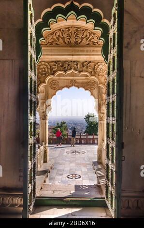 JODHPUR, INDE – DEC. 02, 2019: Monument commémoratif Jaswant Thada avec porte ouverte et pilier décoré sculpté avec vue sur la ville de Jodhpur au Rajasthan. Banque D'Images