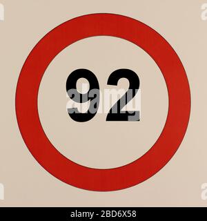 Illustration des Straßenverkehrszeichens 'Höchstgeschwindigkeit 92 km pro Stunde' Banque D'Images