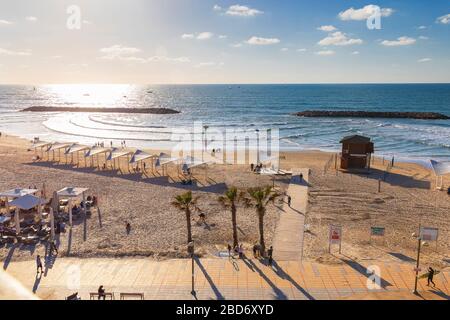 Herzliya, Israël - 05 mars 2020: Plage Herzliya en Israël au coucher du soleil Banque D'Images