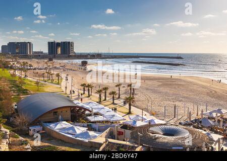 Herzliya, Israël - 05 mars 2020: Plage Herzliya en Israël au coucher du soleil Banque D'Images