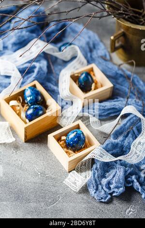 Œufs de Pâques dans des boîtes en bois peints en bleu. Œufs Quail pour les vacances de pâques catholiques et orthodoxes Banque D'Images