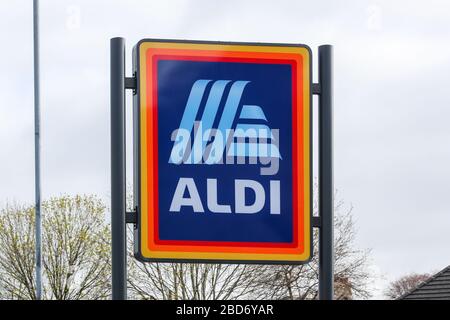 Panneau de la société Aldi avec logo sur des poteaux surélevés à l'extérieur d'un magasin, Kilmarnock, Royaume-Uni Banque D'Images