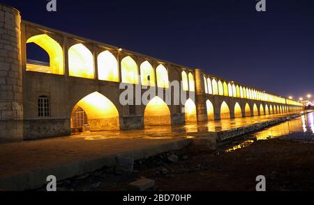 Khajou, pont de Khaju à Isfahan traversant la rivière Zayandeh, Esfahan, Iran, Moyen-Orient Banque D'Images