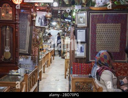 Café Azadegan, Chaykhuneh, maison de thé dans la ruelle de Chah Haj Mirza à Isfahan, Esfahan, Iran, Persia, Moyen-Orient Banque D'Images