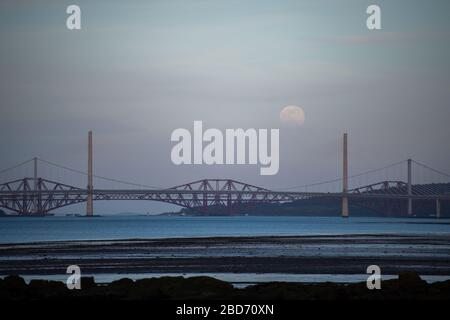 Blackness, Royaume-Uni. 7 avril 2020. Photo: La Supermoon d'avril monte sur la côte est de l'Ecosse dans le ciel du soir et apparaîtra plus grand dans le ciel de nuit que toute autre lune cette année. La Lune de ce soir sera à sa luminosité maximale dans les très tôt heures du mercredi 8 avril, à laquelle la Lune sera proche de son périgée - ou le point dans son orbite qu'elle est la plus proche de la Terre. Cette proximité fournira la plus grande apparence de la Lune pour toute l'année, communément appelée Supermoon. Crédit : Colin Fisher/Alay Live News Banque D'Images