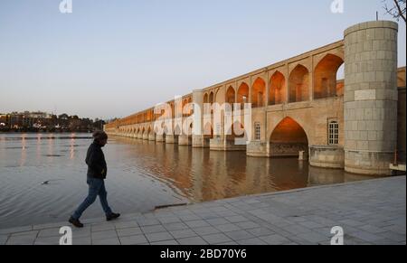 Vue sur le pont d'Allahverdi Khan (pont si-o-se Pol 33 Arches) au-dessus de la rivière Zayandeh, Isfahan, province d'Esfahan, Iran, Moyen-Orient Banque D'Images