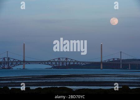 Blackness, Royaume-Uni. 7 avril 2020. Photo: La Supermoon d'avril monte sur la côte est de l'Ecosse dans le ciel du soir et apparaîtra plus grand dans le ciel de nuit que toute autre lune cette année. La Lune de ce soir sera à sa luminosité maximale dans les très tôt heures du mercredi 8 avril, à laquelle la Lune sera proche de son périgée - ou le point dans son orbite qu'elle est la plus proche de la Terre. Cette proximité fournira la plus grande apparence de la Lune pour toute l'année, communément appelée Supermoon. Crédit : Colin Fisher/Alay Live News Banque D'Images