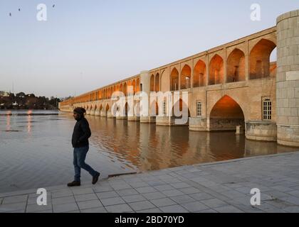 Vue sur le pont d'Allahverdi Khan (pont si-o-se Pol 33 Arches) au-dessus de la rivière Zayandeh, Isfahan, province d'Esfahan, Iran, Moyen-Orient Banque D'Images