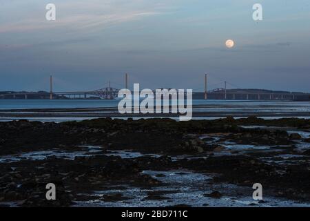 Blackness, Royaume-Uni. 7 avril 2020. Photo: La Supermoon d'avril monte sur la côte est de l'Ecosse dans le ciel du soir et apparaîtra plus grand dans le ciel de nuit que toute autre lune cette année. La Lune de ce soir sera à sa luminosité maximale dans les très tôt heures du mercredi 8 avril, à laquelle la Lune sera proche de son périgée - ou le point dans son orbite qu'elle est la plus proche de la Terre. Cette proximité fournira la plus grande apparence de la Lune pour toute l'année, communément appelée Supermoon. Crédit : Colin Fisher/Alay Live News Banque D'Images