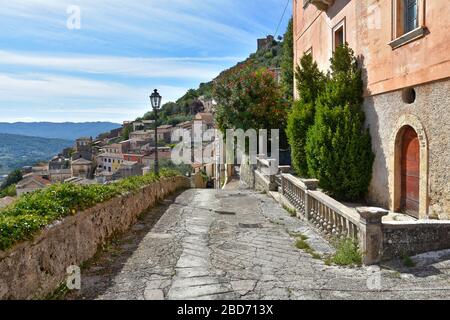 Une rue étroite entre les vieilles maisons d'un village dans le centre de l'Italie Banque D'Images