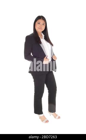 Une jolie femme d'affaires asiatique souriante se tenant dans un costume d'affaires noir et un chemisier blanc, isolée pour un fond blanc Banque D'Images