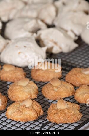 Cuisson de la Pâque (Pesach) - biscuits aux amandes macarons et gâteaux de meringue à la noix de coco, présentés sur un plateau de refroidissement en fil Banque D'Images
