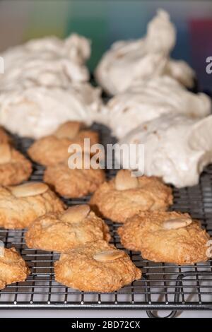Cuisson de la Pâque (Pesach) - biscuits aux amandes macarons et gâteaux de meringue à la noix de coco, présentés sur un plateau de refroidissement en fil Banque D'Images