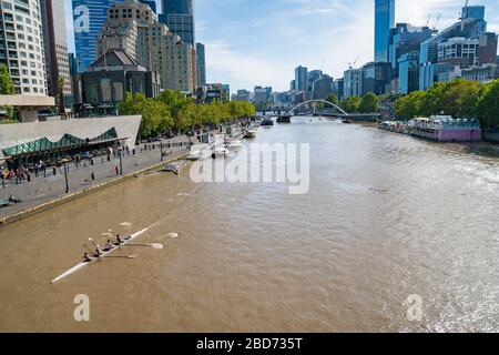 Melbourne, Australie - 9 mars 2020 ; vue sur les gratte-ciel de la ville et sur la Yarra River depuis Princes Bridge. Banque D'Images