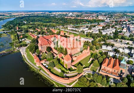 Château de Malbork sur la rive de la rivière Nogat. Patrimoine mondial de l'UNESCO en Pologne Banque D'Images