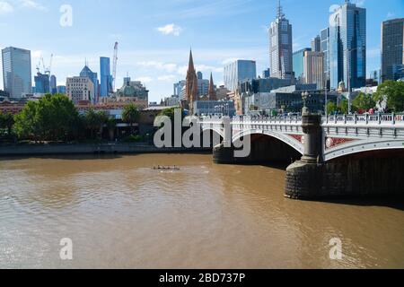 Melbourne, Australie - 9 mars 2020 ; vue sur la ville et la rivière Yarra depuis Princes Bridge. Banque D'Images