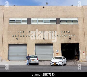 La façade du garage principal dans un dépôt du Département de l'assainissement de la ville de New York, le plus grand département d'assainissement au monde Banque D'Images