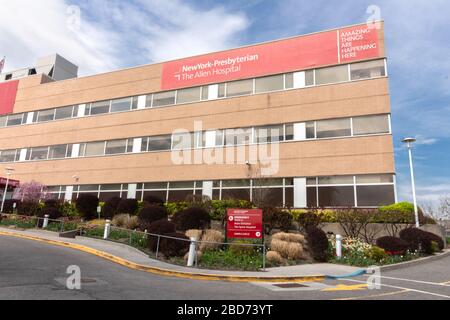 L'hôpital Allen presbytérien de New York vu de l'allée menant à l'entrée principale. Il est situé à l'extrémité nord de Manhattan. Banque D'Images