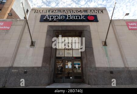 Façade de la succursale Apple Bank à Inwood. Fondé en 1863 comme la Harlem Savings Bank, ce nom peut encore être vu en haut du bâtiment Banque D'Images