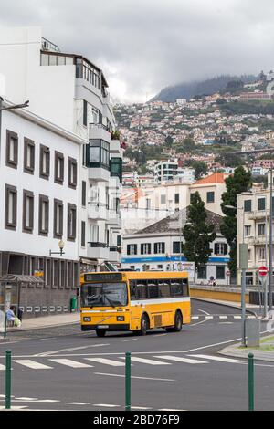 FUNCHAL, PORTUGAL - 22 JUILLET 2018 : bus passagers sur la rue Funchal, Madère. Banque D'Images