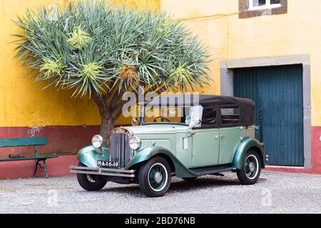 FUNCHAL, PORTUGAL - 22 JUILLET 2018 : aile, roue et phare d'une voiture ancienne de 1932 garée à Fortaleza de Sao Tiago à Funchal. Banque D'Images