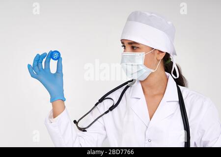 Médecin tenant les mains portant des gants médicaux modèle bleu tridimensionnel de virus - coronavirus COVID-19 Banque D'Images