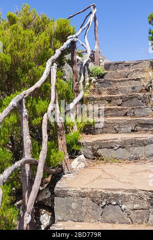 Un escalier en pierre sur un sentier de randonnée dans les montagnes de Madère, au Portugal. Banque D'Images