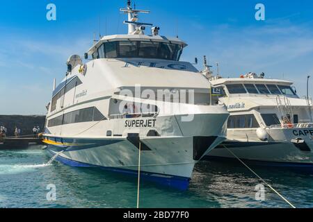 ÎLE DE CAPRI, ITALIE - AOÛT 2019: Ferries passagers dans le port sur l'île de Capri. Banque D'Images