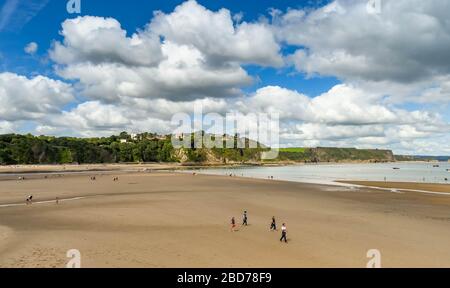 TENBY, PEMBROKESHIRE, PAYS DE GALLES - AOÛT 2018 : vue à grand angle de la plage nord à Tenby, en ouest du Pays de Galles, à marée basse. Banque D'Images