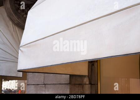 Café vide, auvent blanc propre pour logo. Aspect traditionnel du jeu blanc blanc en face de la fenêtre Banque D'Images
