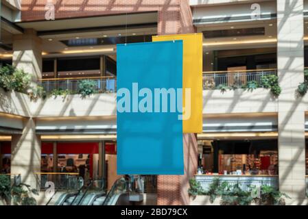 Deux bannières propres vides pendues à l'intérieur du centre commercial. Espace de copie pour le texte promotionnel ou la promotion du logo Banque D'Images