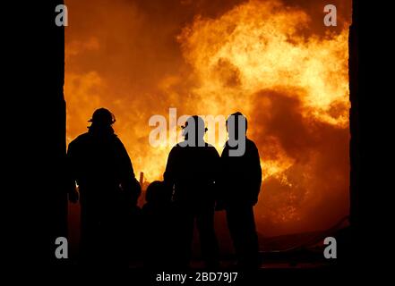 MENDOZA, ARGENTINE, 10 juin 2015. Incendie dans une scierie avec pertes totales, avenue Independencia, Las Heras. Foto: Axel Lloret / www.allofotografia.com Banque D'Images
