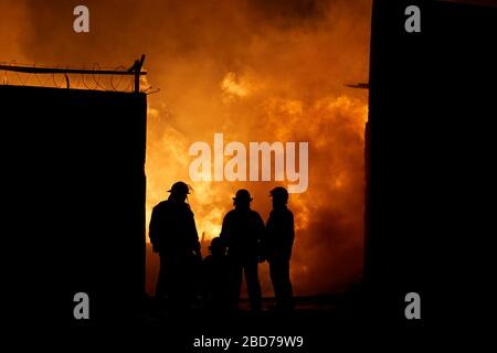MENDOZA, ARGENTINE, 10 juin 2015. Incendie dans une scierie avec pertes totales, avenue Independencia, Las Heras. Foto: Axel Lloret / www.allofotografia.com Banque D'Images