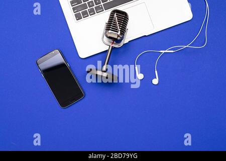 microphone pour l'enregistrement de podcasts sur fond bleu pour l'économiseur d'écran Banque D'Images