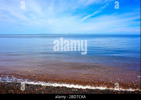 Une image du paysage d'été des eaux de la baie de Fundy depuis la plage de Saint Martins Nouveau-Brunswick Canada. Banque D'Images